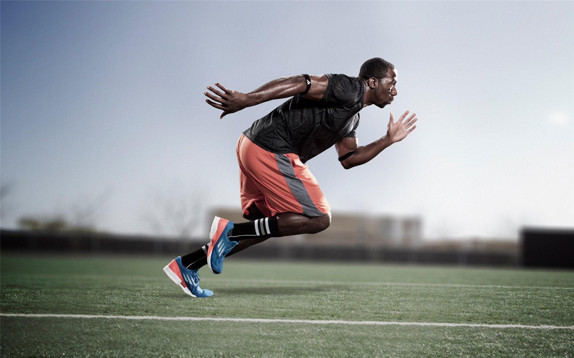 王薪凯三分准星稳定广东队攻防两端受益,王薪凯投三分视频