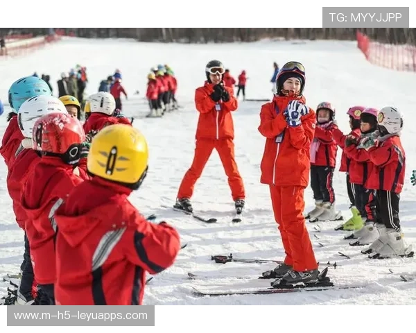 冰雪赛事:滑雪分站赛提前开启冬季赛季热身,滑雪比赛赛道